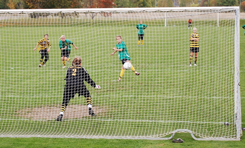 2010_1003_18.JPG - Adelisa Grabus lägger enkelt in straffen och Södra leder med 2-0